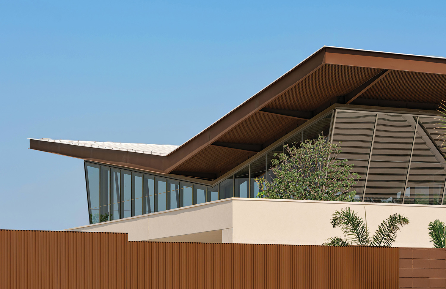 A tall building with a roof and a clock at the São Paulo Airport Terminal