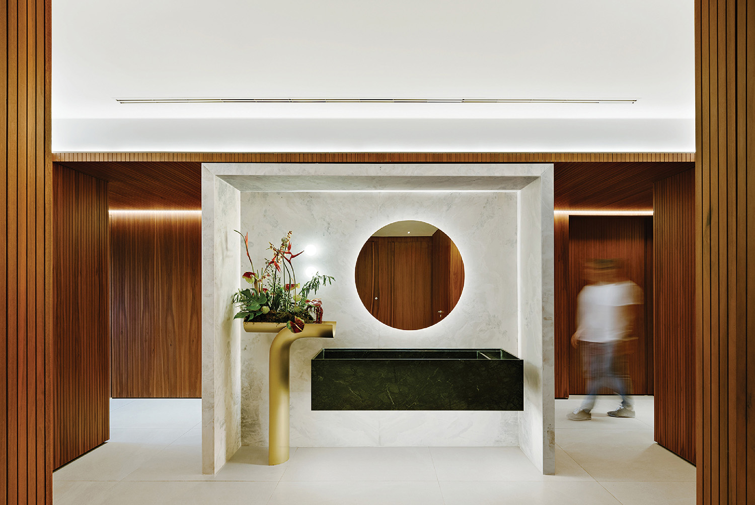 A bathroom with a sink and a mirror at the São Paulo Airport Terminal