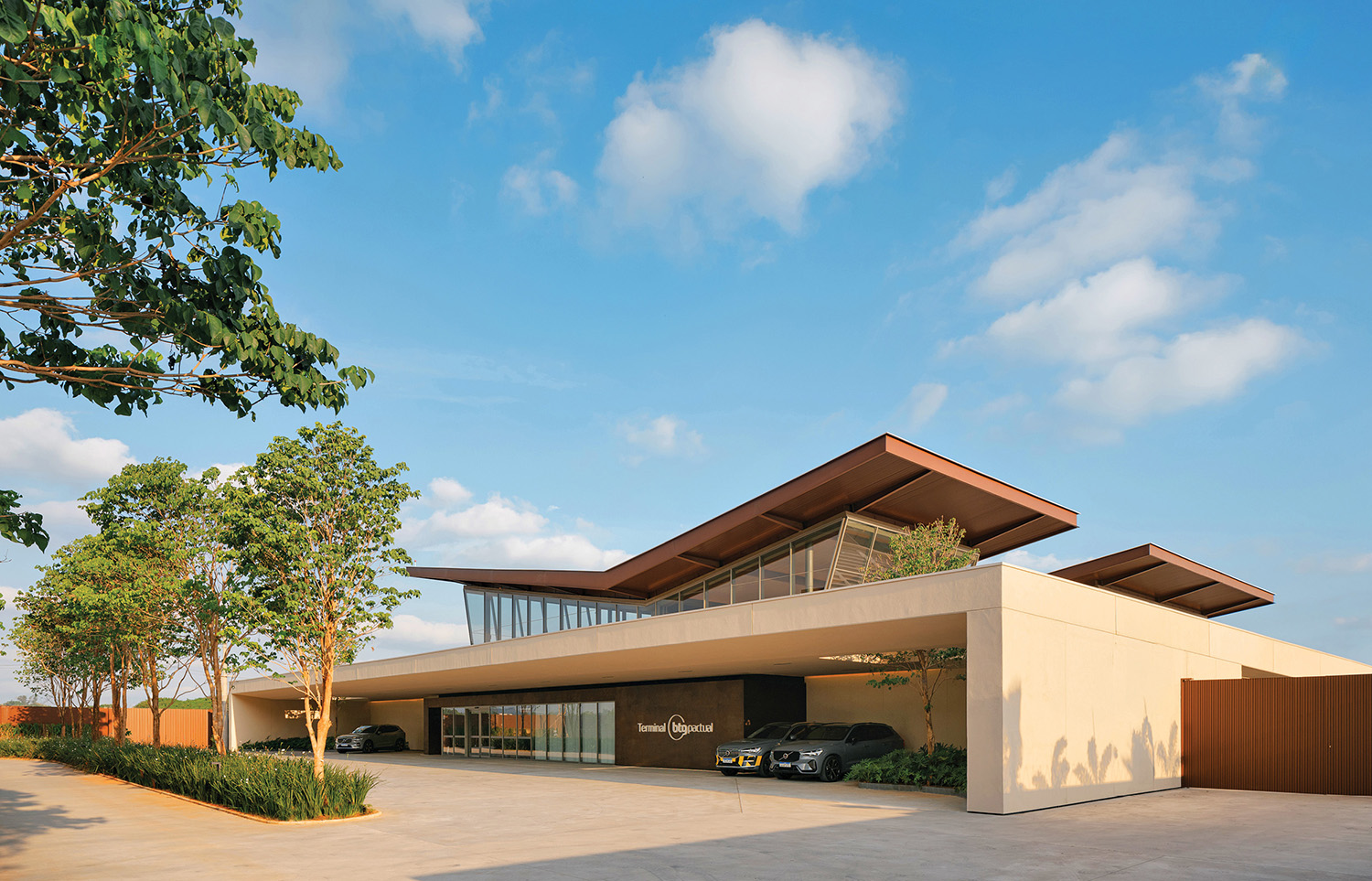 A large house with a lot of windows at the São Paulo Airport Terminal