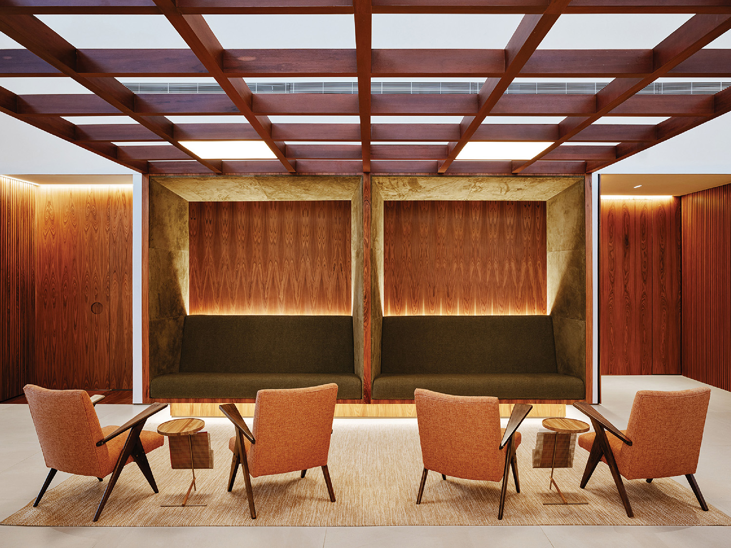 A room with a wooden ceiling and a couch at the São Paulo Airport Terminal