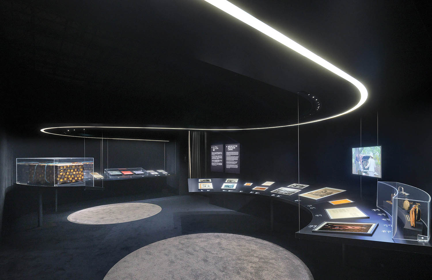 A room with a circular light fixture and a circular light fixtur.