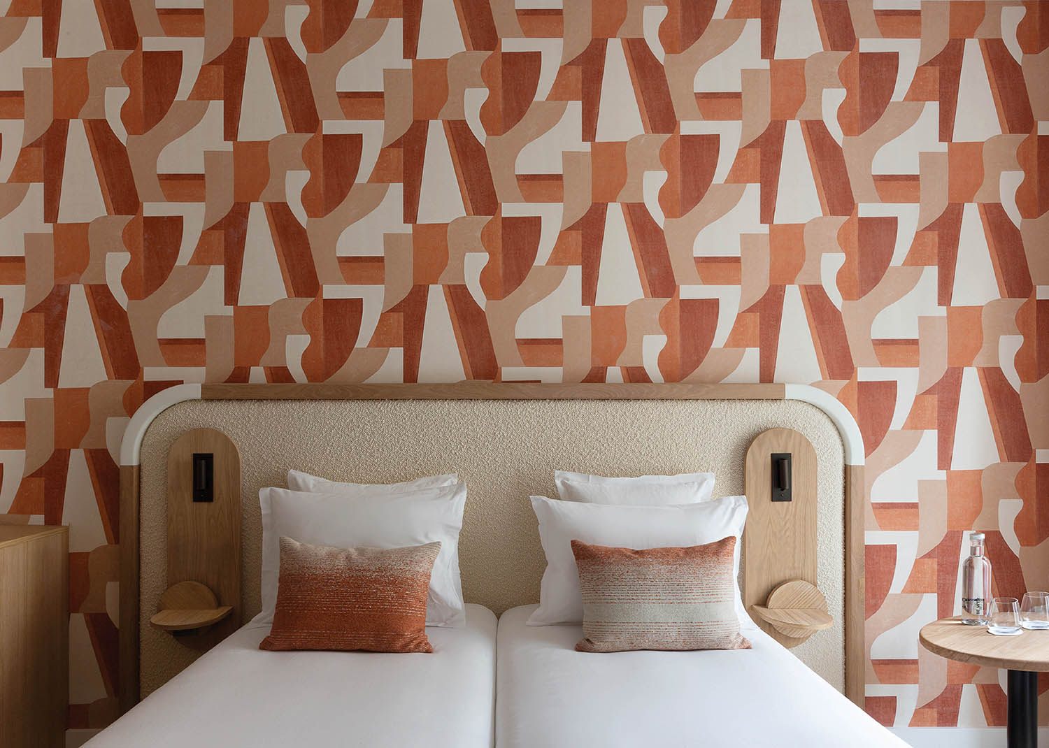 A bed with two pillows and a lamp.