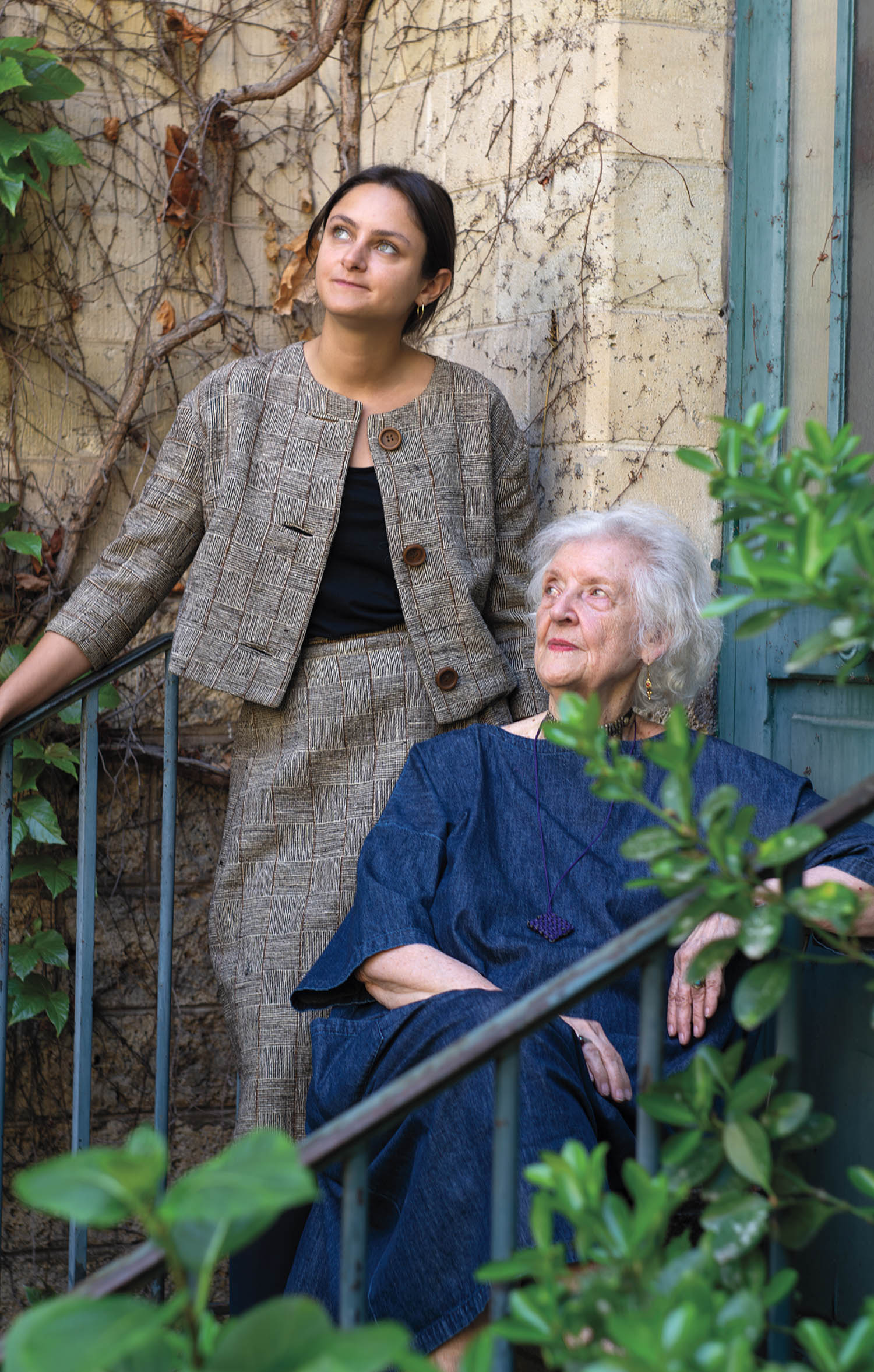Sheila Hicks and her granddaughter